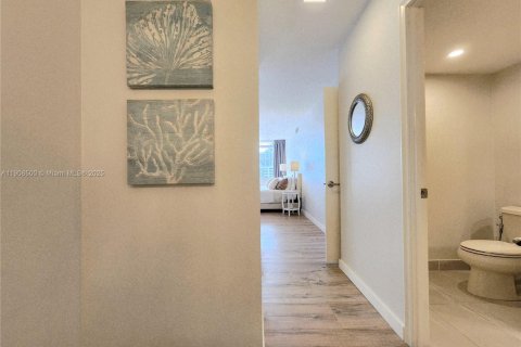 Copropriété à louer à Hollywood, Floride: 2 chambres, 126.35 m2 № 1966739 - photo 25