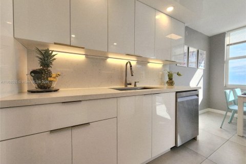 Copropriété à louer à Hollywood, Floride: 2 chambres, 126.35 m2 № 1966739 - photo 17