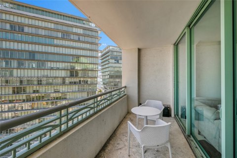 Condo in Miami, Florida, 1 bedroom  № 2053082 - photo 11