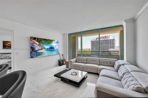 Condo in Miami, Florida, 1 bedroom  № 2053082 - photo 2