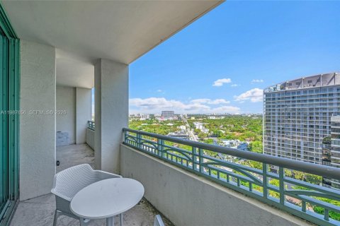Condo in Miami, Florida, 1 bedroom  № 2053082 - photo 12