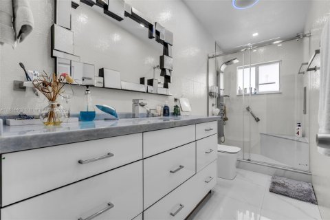 Casa en venta en Miami, Florida, 4 dormitorios, 214.42 m2 № 1762984 - foto 13