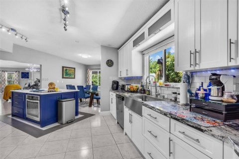Casa en venta en Miami, Florida, 4 dormitorios, 214.42 m2 № 1762984 - foto 10