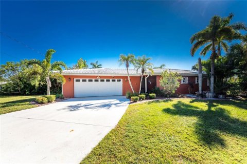 House in Punta Gorda, Florida 2 bedrooms, 132.39 sq.m. № 2167571 - photo 2