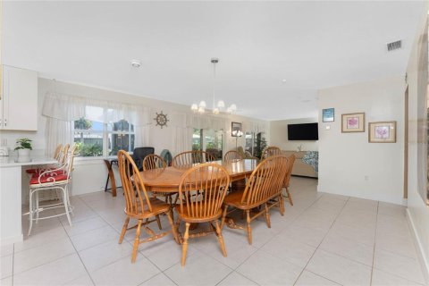 House in Punta Gorda, Florida 2 bedrooms, 132.39 sq.m. № 2167571 - photo 10