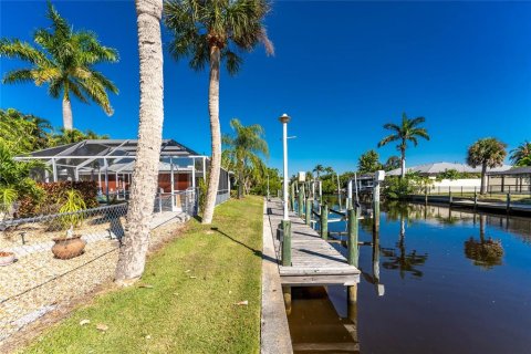 House in Punta Gorda, Florida 2 bedrooms, 132.39 sq.m. № 2167571 - photo 4