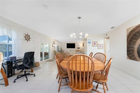 House in Punta Gorda, Florida 2 bedrooms, 132.39 sq.m. № 2167571 - photo 19
