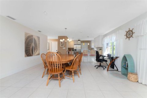 House in Punta Gorda, Florida 2 bedrooms, 132.39 sq.m. № 2167571 - photo 12