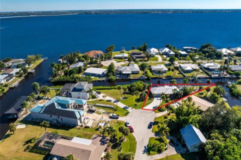 House in Punta Gorda, Florida 2 bedrooms, 132.39 sq.m. № 2167571