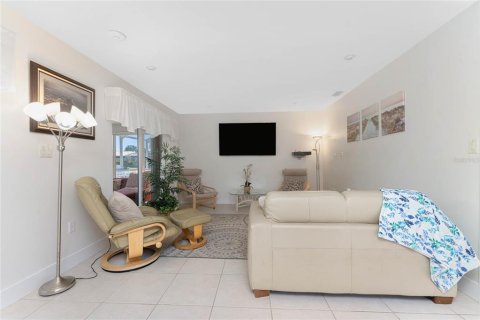House in Punta Gorda, Florida 2 bedrooms, 132.39 sq.m. № 2167571 - photo 24