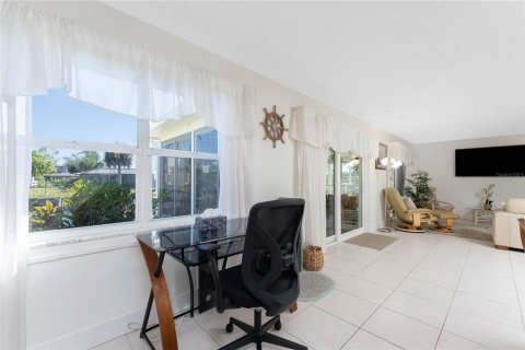 House in Punta Gorda, Florida 2 bedrooms, 132.39 sq.m. № 2167571 - photo 20