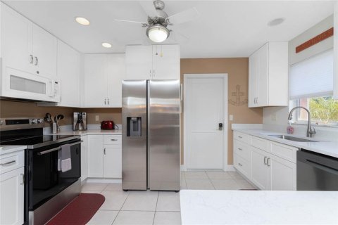 House in Punta Gorda, Florida 2 bedrooms, 132.39 sq.m. № 2167571 - photo 14