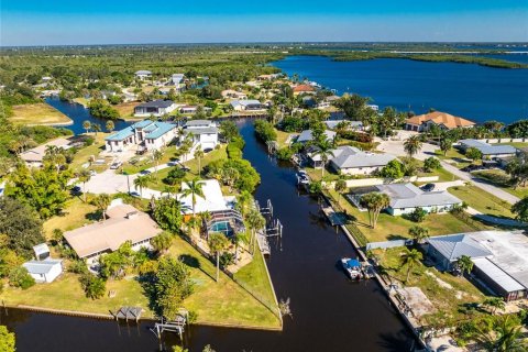 House in Punta Gorda, Florida 2 bedrooms, 132.39 sq.m. № 2167571 - photo 5
