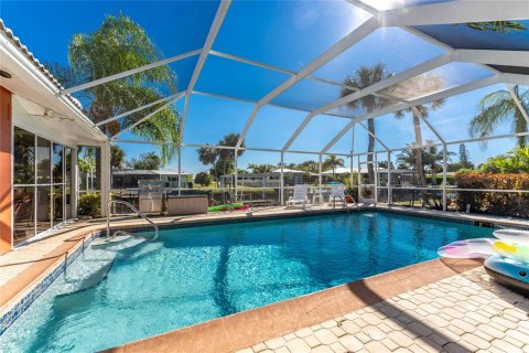 House in Punta Gorda, Florida 2 bedrooms, 132.39 sq.m. № 2167571 - photo 3
