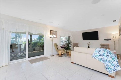 House in Punta Gorda, Florida 2 bedrooms, 132.39 sq.m. № 2167571 - photo 23