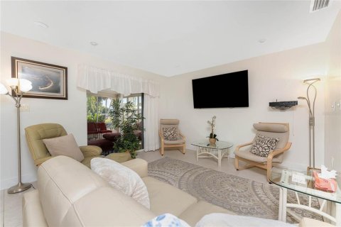 House in Punta Gorda, Florida 2 bedrooms, 132.39 sq.m. № 2167571 - photo 25