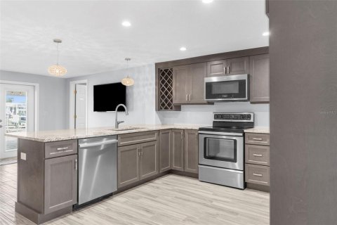 House in Hudson, Florida 2 bedrooms, 108.51 sq.m. № 1849822 - photo 6