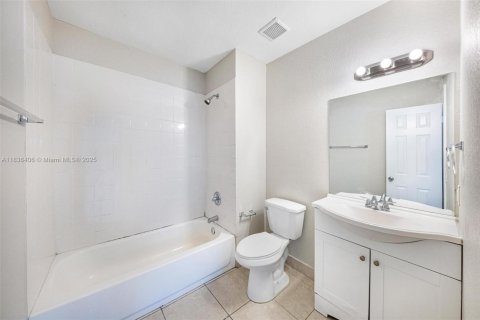 Casa en venta en Hallandale Beach, Florida, 4 dormitorios, 138.61 m2 № 1823416 - foto 24