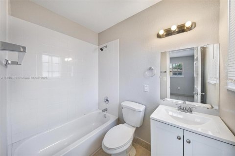 Casa en venta en Hallandale Beach, Florida, 4 dormitorios, 138.61 m2 № 1823416 - foto 23