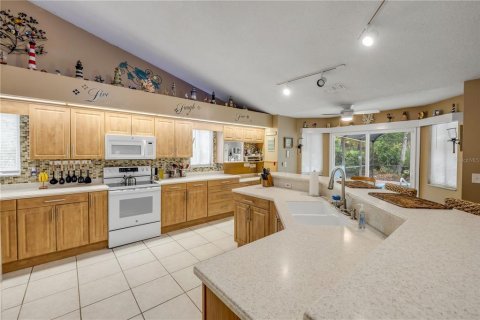 House in Daytona Beach, Florida 3 bedrooms, 227.33 sq.m. № 2277112 - photo 11