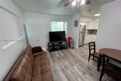 Casa en alquiler en Fort Lauderdale, Florida, 1 dormitorio, 155.61 m2 № 2012149 - foto 3