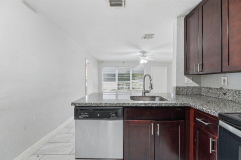 House in Pompano Beach, Florida 4 bedrooms, 115.48 sq.m. № 2249293 - photo 14