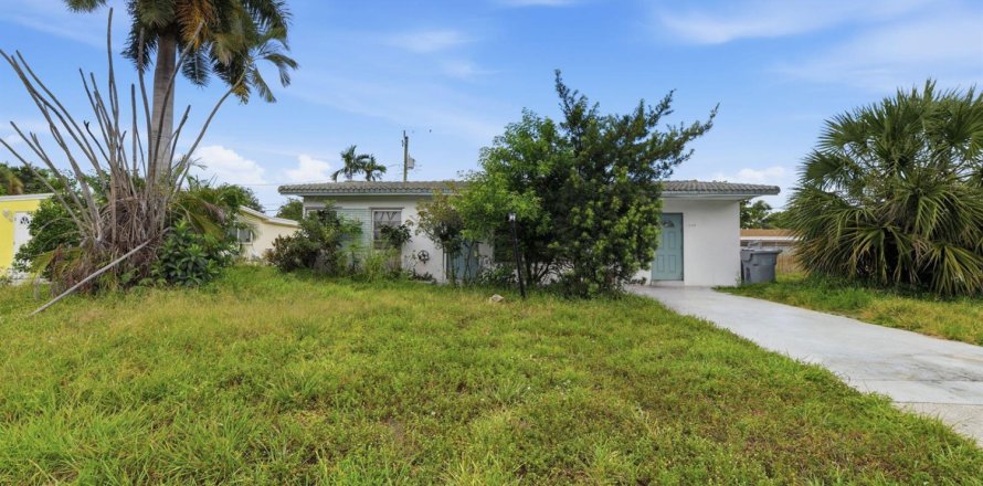 House in Pompano Beach, Florida 4 bedrooms, 115.48 sq.m. № 2249293