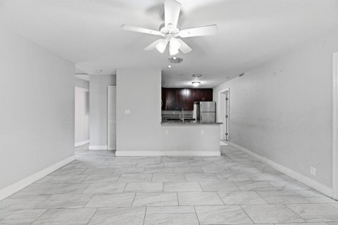 House in Pompano Beach, Florida 4 bedrooms, 115.48 sq.m. № 2249293 - photo 10