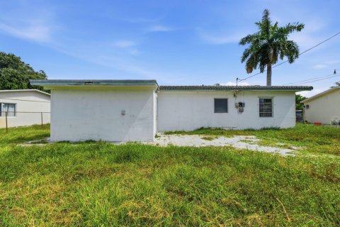 House in Pompano Beach, Florida 4 bedrooms, 115.48 sq.m. № 2249293 - photo 28