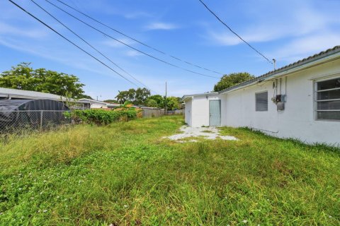 House in Pompano Beach, Florida 4 bedrooms, 115.48 sq.m. № 2249293 - photo 29