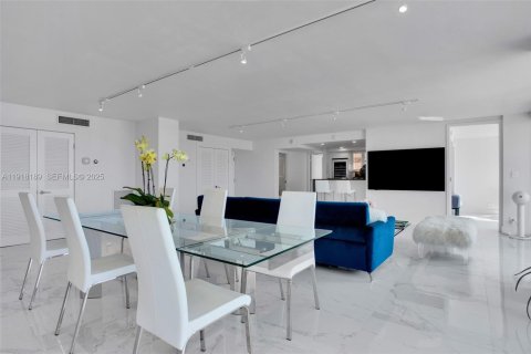 Condo in Miami Beach, Florida, 3 bedrooms  № 1976600 - photo 13