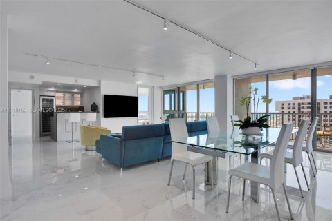 Condo in Miami Beach, Florida, 3 bedrooms  № 1976600 - photo 2