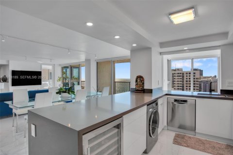 Condo in Miami Beach, Florida, 3 bedrooms  № 1976600 - photo 16