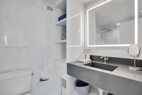 Condo in Miami Beach, Florida, 3 bedrooms  № 1976600 - photo 25