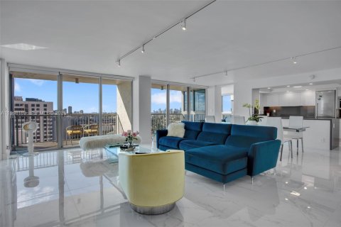 Condo in Miami Beach, Florida, 3 bedrooms  № 1976600 - photo 1