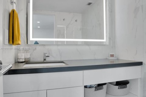 Condo in Miami Beach, Florida, 3 bedrooms  № 1976600 - photo 29