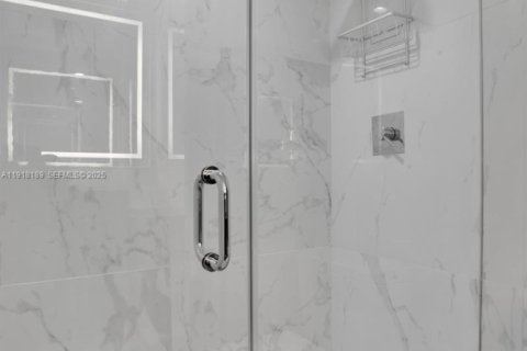 Condo in Miami Beach, Florida, 3 bedrooms  № 1976600 - photo 27