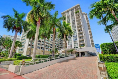 Снять в аренду кондоминиум в Майами-Бич, Флорида 1 спальня, 69.68м2, № 1990663 - фото 28