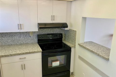 Condo in Sunrise, Florida, 1 bedroom  № 1980837 - photo 16