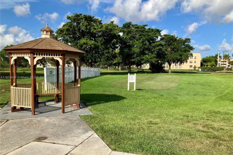 Condo in Sunrise, Florida, 1 bedroom  № 1980837 - photo 12
