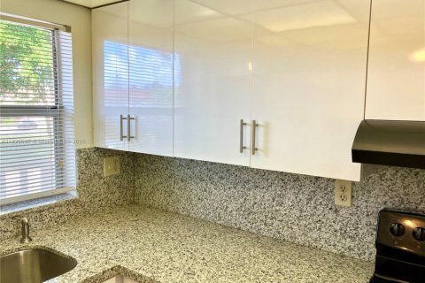 Condo in Sunrise, Florida, 1 bedroom  № 1980837 - photo 15