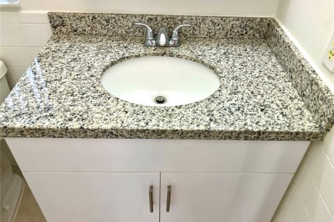 Condo in Sunrise, Florida, 1 bedroom  № 1980837 - photo 23