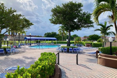 Condo in Sunrise, Florida, 1 bedroom  № 1980837 - photo 10