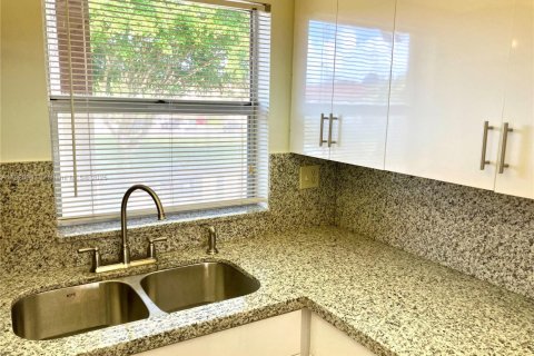 Condo in Sunrise, Florida, 1 bedroom  № 1980837 - photo 2