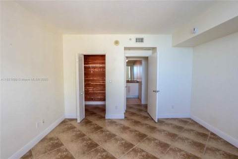 Condo in Miami, Florida, 1 bedroom  № 1888770 - photo 13
