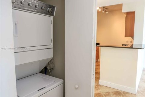 Condo in Miami, Florida, 1 bedroom  № 1888770 - photo 11