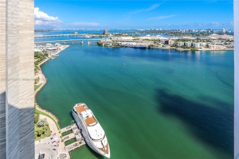 Condo in Miami, Florida, 1 bedroom  № 1888770 - photo 1