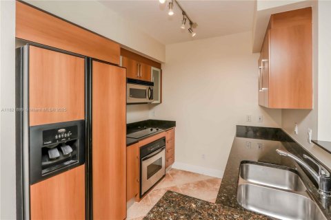 Condo in Miami, Florida, 1 bedroom  № 1888770 - photo 7