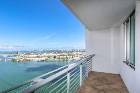 Condo in Miami, Florida, 1 bedroom  № 1888770 - photo 2