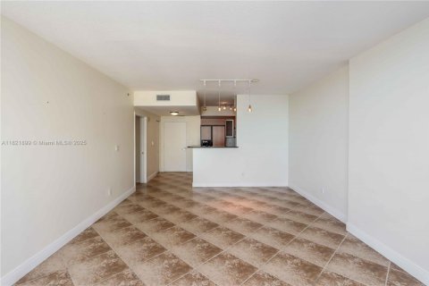 Condo in Miami, Florida, 1 bedroom  № 1888770 - photo 6